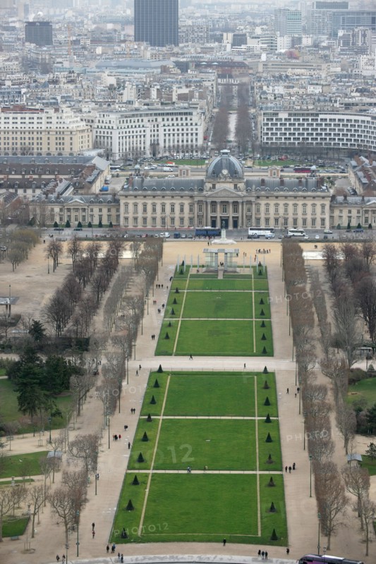 France, ile de france, paris 7e arrondissement, tour eiffel, interieur du monument concu par gustave eiffel, depuis le premier etage, panorama, champ de mars et ecole militaire,