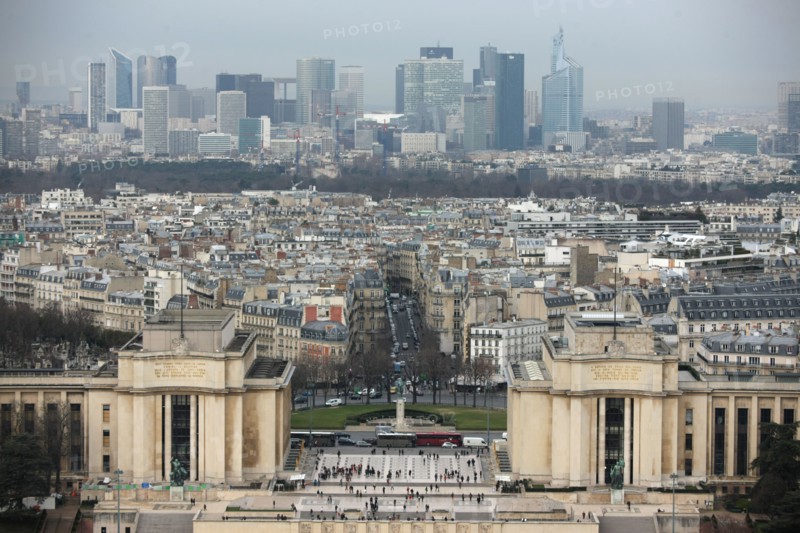 France, ile de france, paris 7e arrondissement, tour eiffel, interieur du monument concu par gustave eiffel, depuis le deuxieme etage, panorama, toits, trocadero, palais de chaillot, tours de la defense,