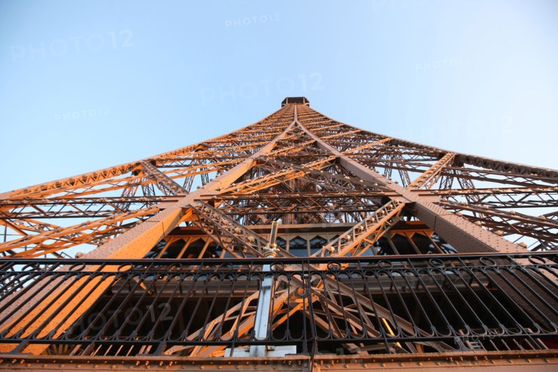 France, ile de france, paris 7e arrondissement, tour eiffel, vue depuis le 2e etage, vers le sommet,
