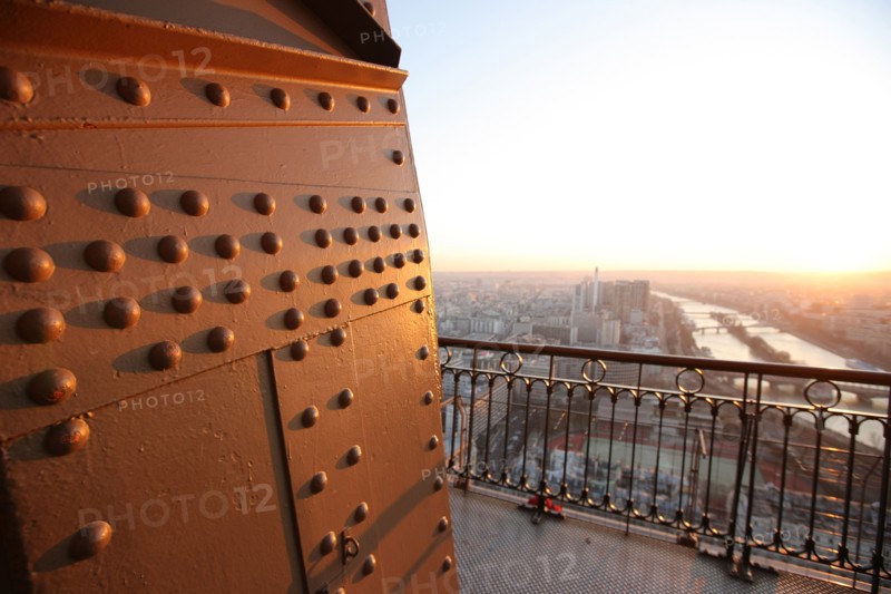 France, ile de france, paris 7e arrondissement, tour eiffel, vue depuis le 2e etage, nuit, tours du quai de grenelle, seine, pont de bir hakeim,