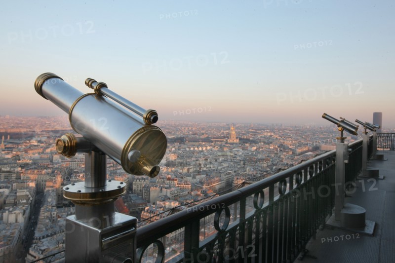 France, ile de france, paris 7e arrondissement, tour eiffel, vue depuis le 2e etage, vers les invalides, toits, longue vue,