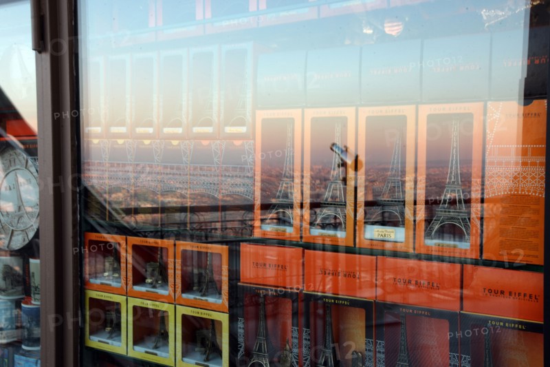 France, ile de france, paris 7e arrondissement, tour eiffel, vue depuis le 2e etage, boutique de souvenirs, reflets de la ville,