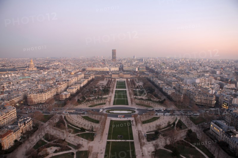 France, ile de france, paris 7e arrondissement, tour eiffel, vue depuis le 2e etage, champ de mars, tour montparnasse, nuit,
