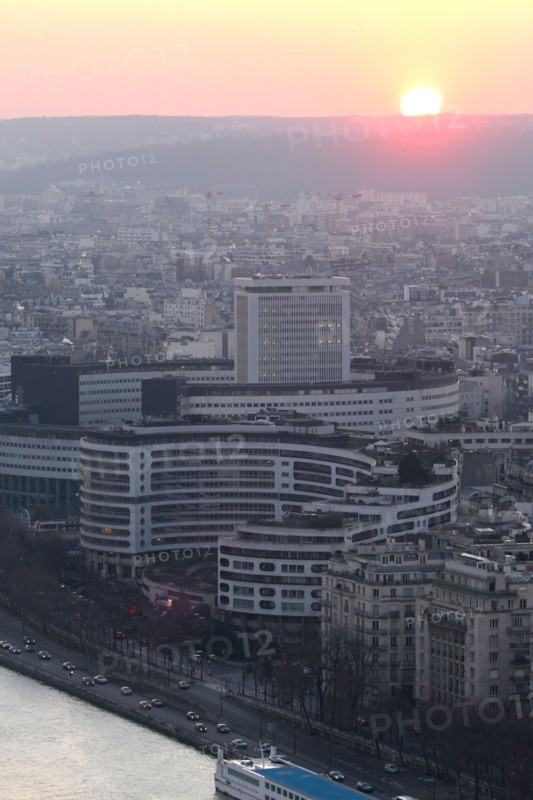 France, ile de france, paris 7e arrondissement, tour eiffel, vue depuis le 2e etage, nuit, maison de la radio, soleil couchant, seine,