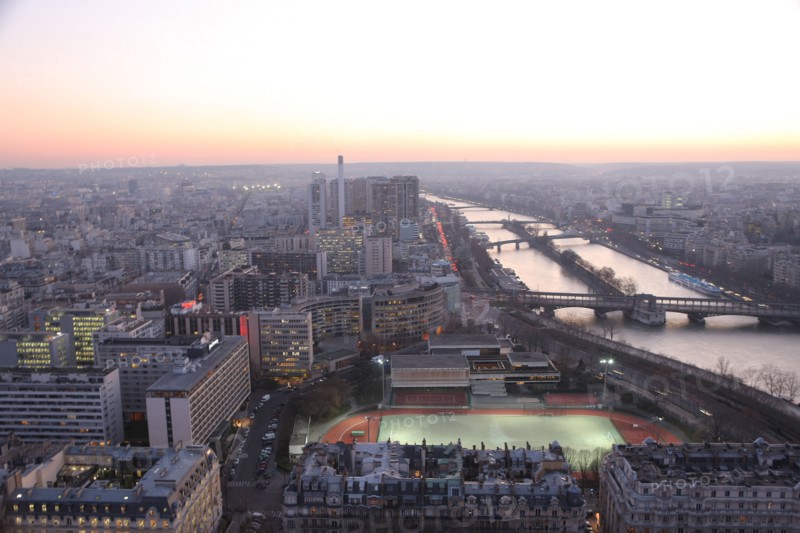 France, ile de france, paris 7e arrondissement, tour eiffel, vue depuis le 2e etage, nuit, tours du quai de grenelle, seine, pont de bir hakeim,