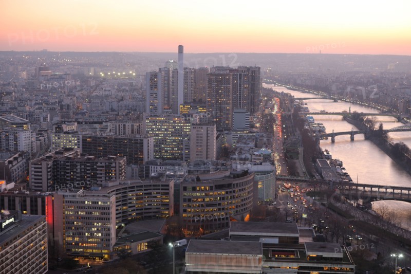 France, ile de france, paris 7e arrondissement, tour eiffel, vue depuis le 2e etage, nuit, tours du quai de grenelle, seine, pont de bir hakeim,