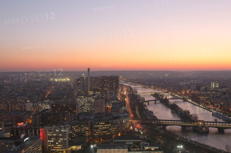 France, ile de france, paris 7e arrondissement, tour eiffel, vue depuis le 2e etage, nuit, tours du quai de grenelle, seine, pont de bir hakeim,