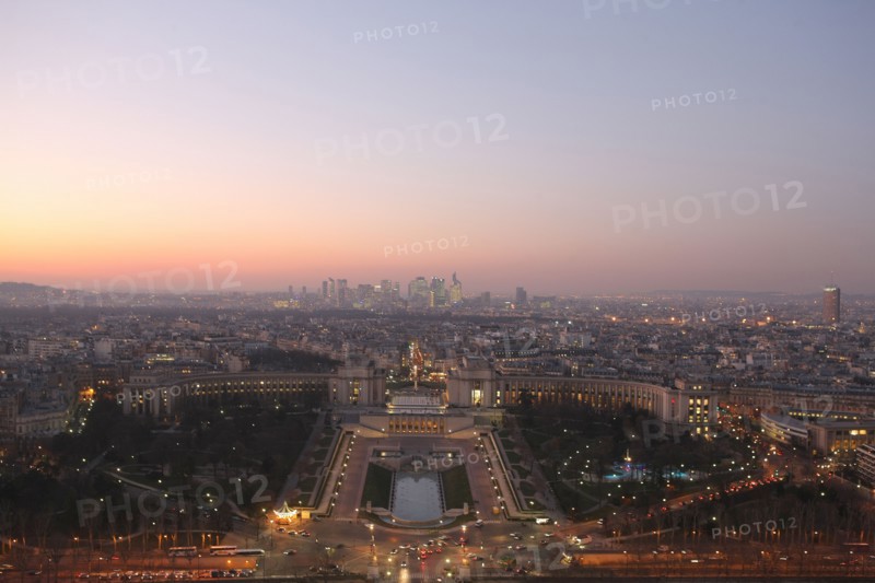France, ile de france, paris 7e arrondissement, tour eiffel, vue depuis le premier etage, champ de mars, ecole militaire, tour montparnasse, nuit,