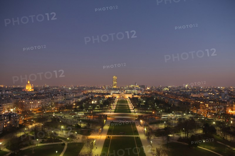 France, ile de france, paris 7e arrondissement, tour eiffel, vue depuis le premier etage, champ de mars, tour montparnasse, nuit,