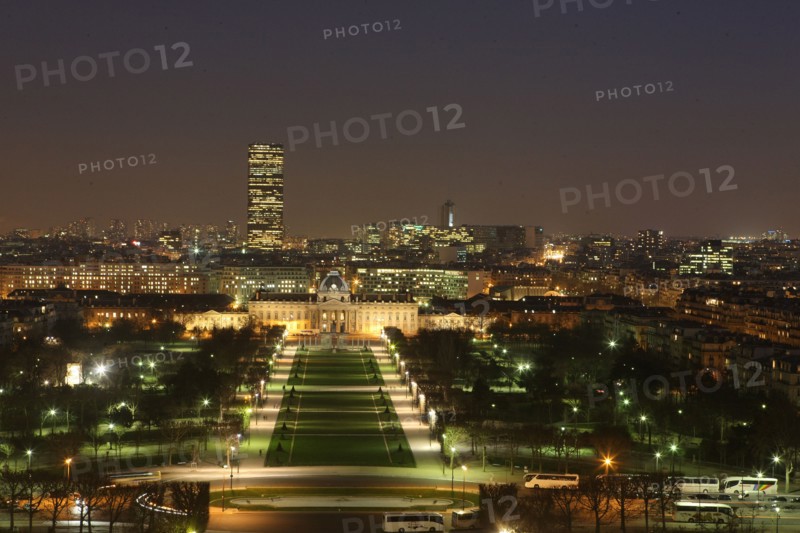 France, ile de france, paris 7e arrondissement, tour eiffel, vue depuis le premier etage, champ de mars, ecole militaire, tour montparnasse, nuit,
