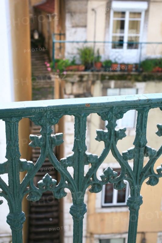portugal, lisbonne, lisboa, signes de ville, rossio,  au pied de l'alfama, ruelle en escalier, facade immeuble, vue depuis l'hotel tejo
Date : septembre 2011