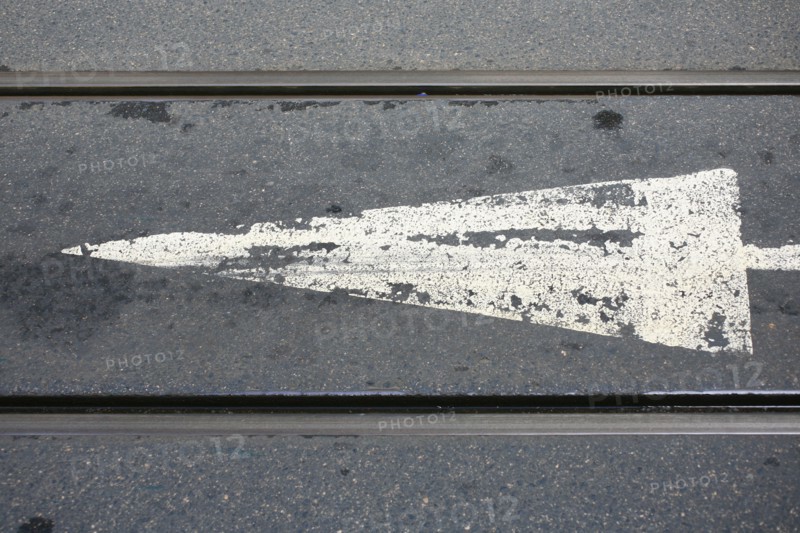 portugal, lisbonne, lisboa,  signes de ville, tramway numero 28, detail rails et fleche de signalisation, alfama, transport, interieur du tram
Date : septembre 2011