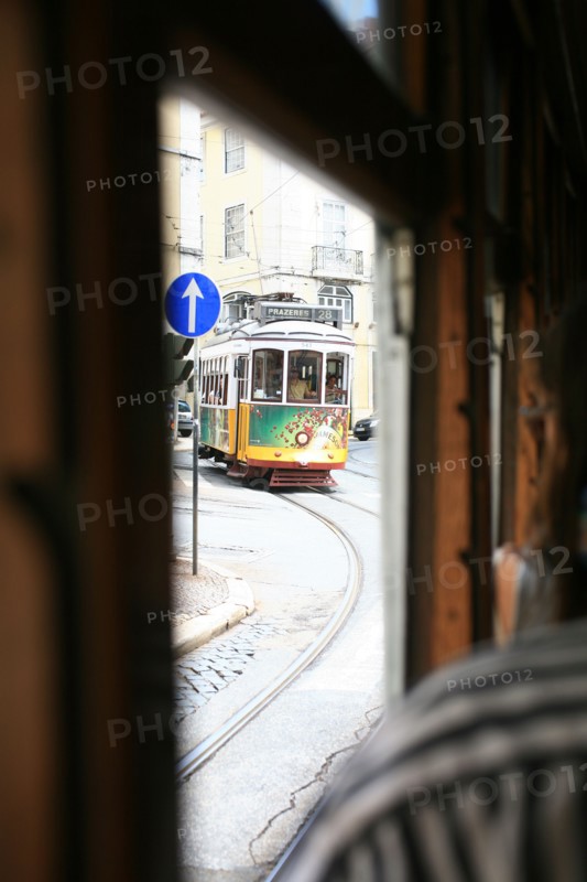 portugal, lisbonne, lisboa, signes de ville, tramway depuis le tramway numero 28, alfama, transport, interieur du tram
Date : septembre 2011