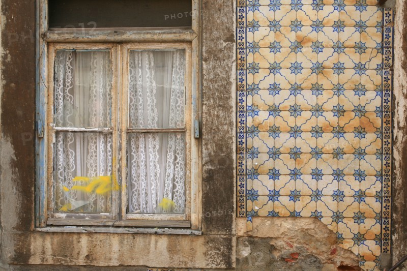 portugal, lisbonne, lisboa, signes de ville, tramway depuis le tramway numero 28, detail facades maisons, alfama, transport, idetail facade graffiti, azulejos, fenetre
Date : septembre 2011