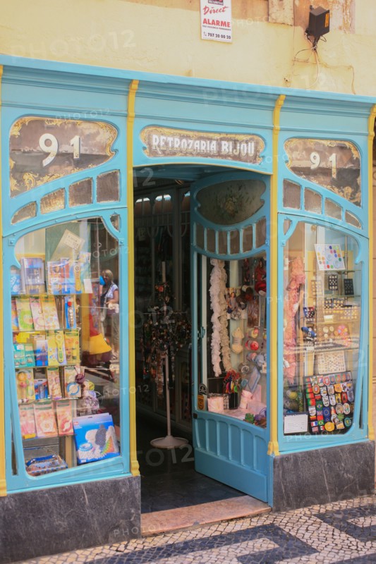 portugal, lisbonne, lisboa, signes de ville, tramway depuis le tramway numero 28, detail facades maisons, alfama, transport, interieur du tram, boutique retrozaria bijou, 3
Date : septembre 2011