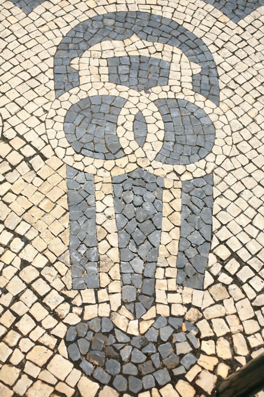 portugal, lisbonne, lisboa, signes de ville, bairro alto, detail des paves formant visage, sol, voirie, place

Date : septembre 2011