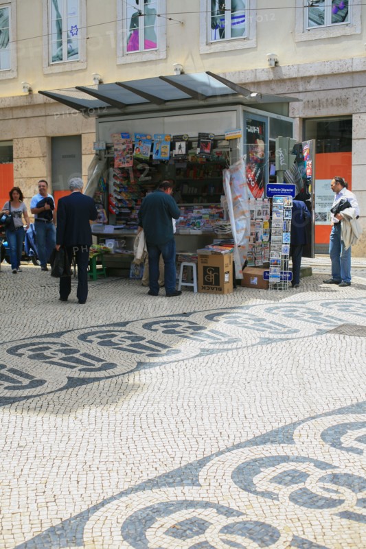 portugal, lisbonne, lisboa, signes de ville, bairro alto, detail des paves formant visages, sol, voirie, place, kiosque a journaux
Date : septembre 2011