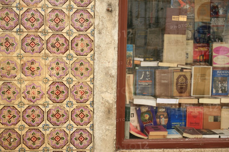 portugal, lisbonne, lisboa, signes de ville, bairro alto, detail de facades, librairie, boutique
Date : septembre 2011