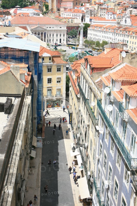 portugal, lisbonne, lisboa, signes de ville, bairro alto, vue d'ensemble, panorama, ciel d'orage, facades, vue sur la baixa en contrebas, elevador de santa justia
Date : septembre 2011