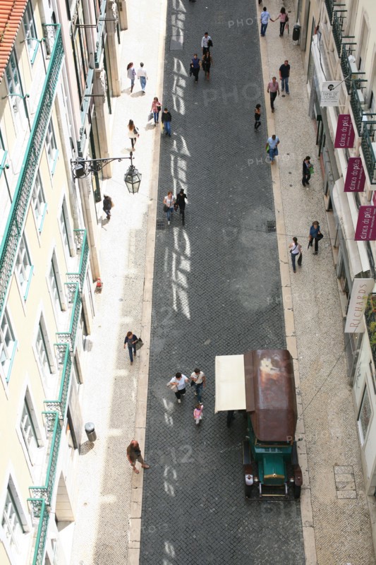 portugal, lisbonne, lisboa, signes de ville, bairro alto, vue d'ensemble, panorama, ciel d'orage, facades, vue sur la baixa en contrebas, elevador de santa justia
Date : septembre 2011
