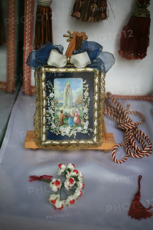 portugal, lisbonne, lisboa, signes de ville, baixa, vitrine de commerce, vetements, habillement, croix, chapelet
Date : septembre 2011