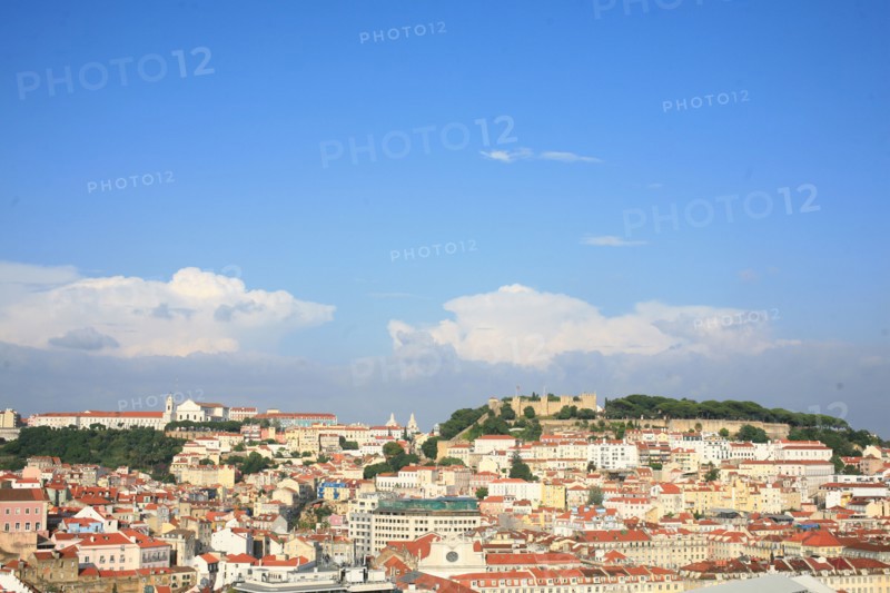 portugal, lisbonne, lisboa, signes de ville, belvedere, miraduro de san pedro de alcantara, sommet du funiculaire, panorama, bairro alto, place, sol, voirie
Date : septembre 2011