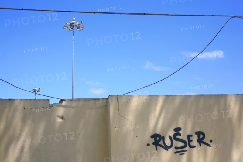 portugal, lisbonne, lisboa, signes de ville, belem, route entre monument et torre de belem, circulation, murs et cables electriques, signes de ville, lampadaires
Date : septembre 2011