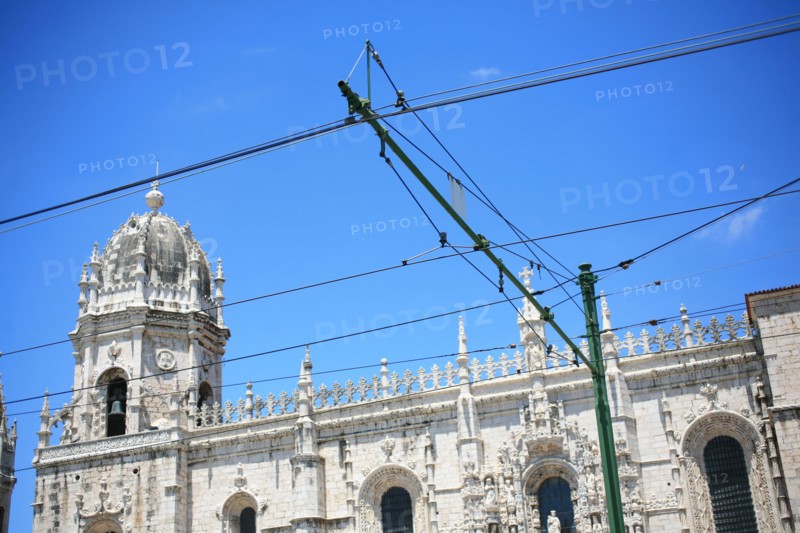 portugal, lisbonne, lisboa, signes de ville, belem, monastere des Hieronimytes, monasteiro dos jeronimos cables de tramway, dome, facade
Date : septembre 2011