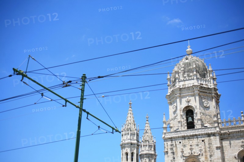 portugal, lisbonne, lisboa, signes de ville, belem, monastere des Hieronimytes, monasteiro dos jeronimos cables de tramway, dome, facade
Date : septembre 2011
