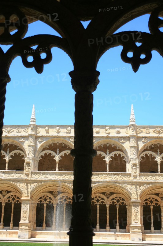 portugal, lisbonne, lisboa, signes de ville, belem, monastere des Hieronimytes, monasteiro dos jeronimos, couvent, cloitre, detail sculpture, statue, ornement, arcade
Date : septembre 2011
