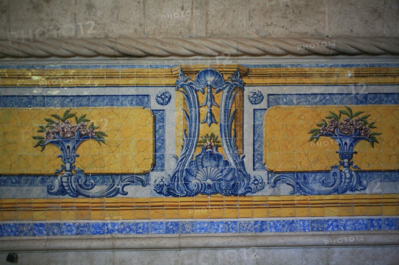 portugal, lisbonne, lisboa, signes de ville, belem, monastere des Hieronimytes, monasteiro dos jeronimos, couvent, cloitre, azulejos, detail sculpture, statue, ornement
Date : septembre 2011