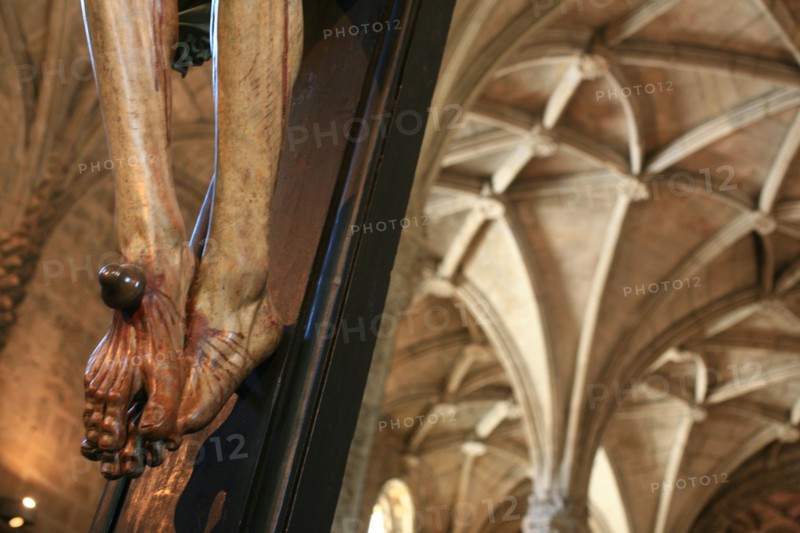 portugal, lisbonne, lisboa, signes de ville, belem, monastere des Hieronimytes, monasteiro dos jeronimos, couvent, cloitre, detail sculpture, statue, ornement, crucifix, pieds du christ
Date : septembre 2011