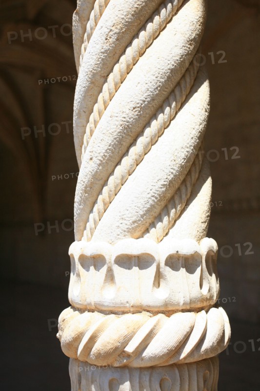 portugal, lisbonne, lisboa, signes de ville, belem, monastere des Hieronimytes, monasteiro dos jeronimos, couvent, cloitre, detail sculpture, statue, ornement, colonne torse
Date : septembre 2011