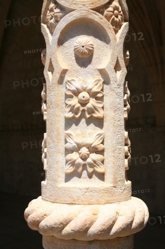 portugal, lisbonne, lisboa, signes de ville, belem, monastere des Hieronimytes, monasteiro dos jeronimos, couvent, cloitre, detail sculpture, statue, ornement, colonne torse
Date : septembre 2011