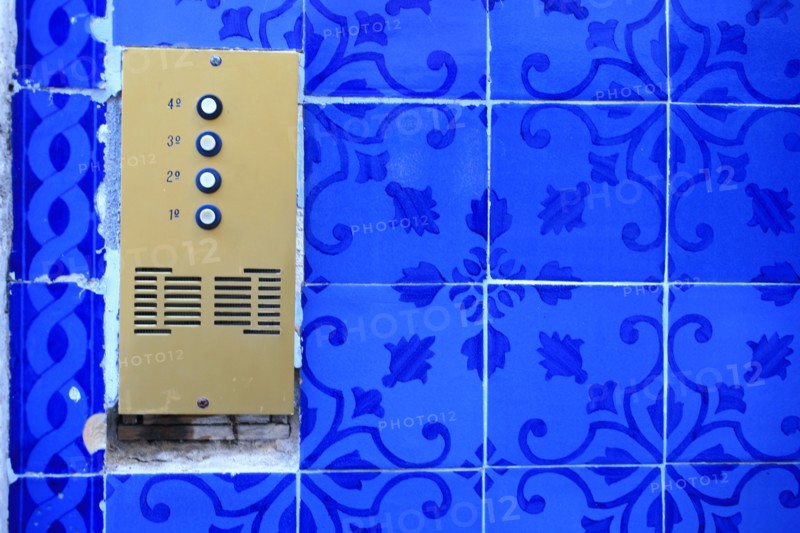 portugal, lisbonne, lisboa, signes de ville, alfama, quartier historique, detail habitat, porte, interphone, sonnerie
Date : septembre 2011