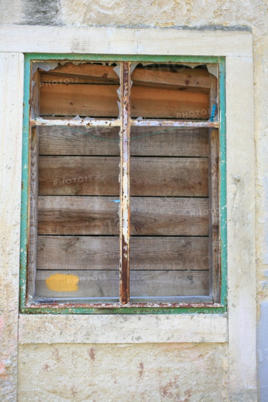 portugal, lisbonne, lisboa, signes de ville, alfama, quartier historique, detail habitat, porte, interphone, sonnerie
Date : septembre 2011