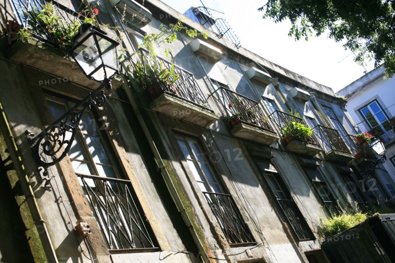 portugal, lisbonne, lisboa, signes de ville, alfama, quartier historique, detail habitat, balcons
Date : septembre 2011