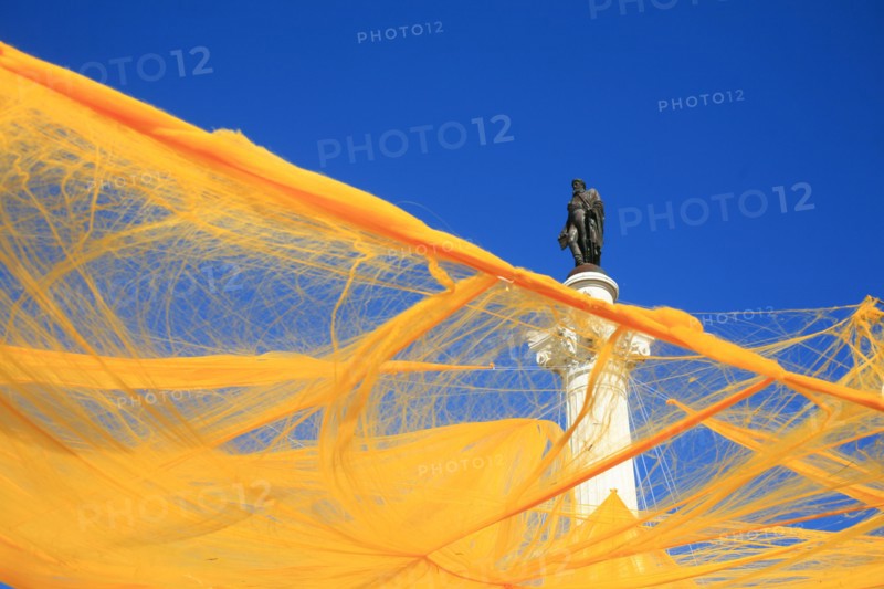 portugal, lisbonne, lisboa, signes de ville, rossio, praca da figueira, fete, colonne et statue du roi jean 1er, voile jaune de fete
Date : septembre 2011