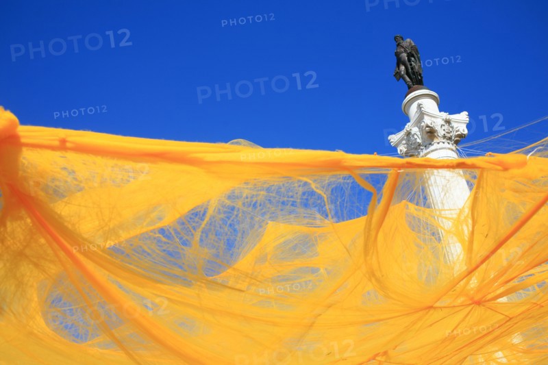 portugal, lisbonne, lisboa, signes de ville, rossio, praca da figueira, fete, colonne et statue du roi jean 1er, voile jaune de fete
Date : septembre 2011