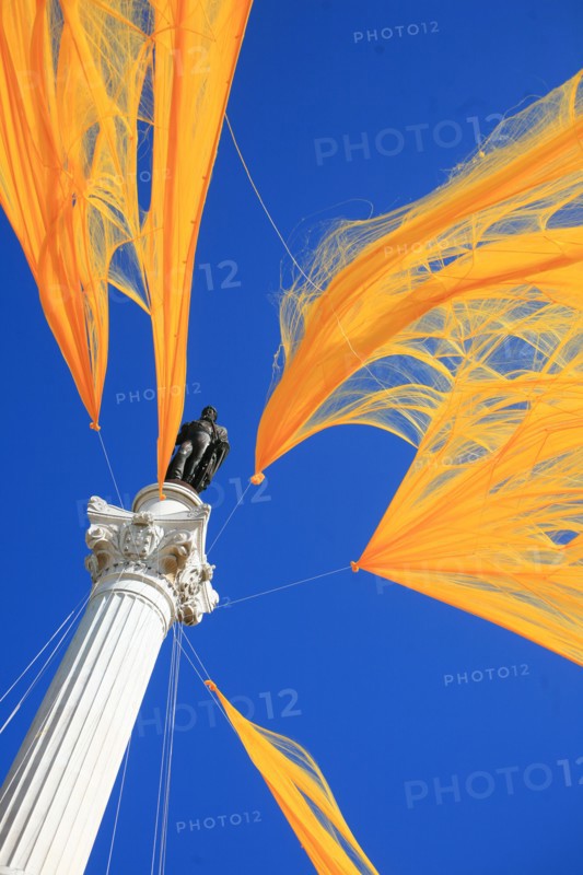 portugal, lisbonne, lisboa, signes de ville, rossio, praca da figueira, fete, colonne et statue du roi jean 1er, voile jaune de fete
Date : septembre 2011