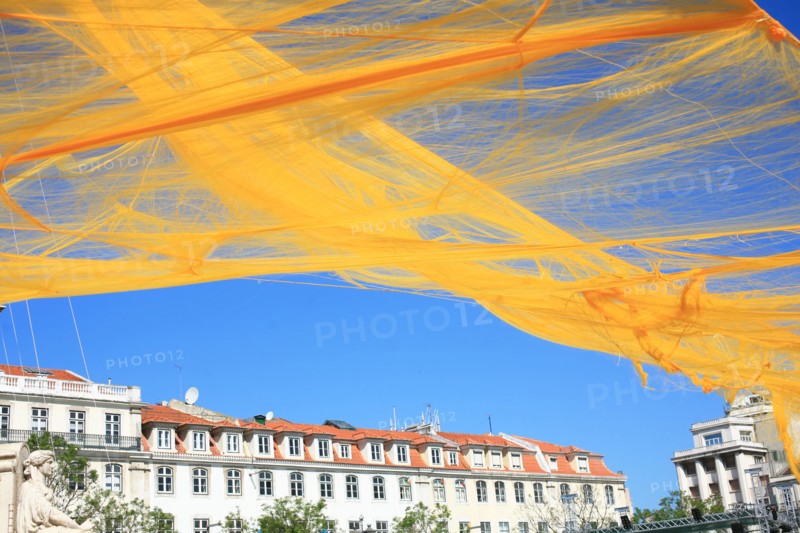 portugal, lisbonne, lisboa, signes de ville, rossio, praca da figueira, fete, colonne et statue du roi jean 1er, voile jaune de fete
Date : septembre 2011