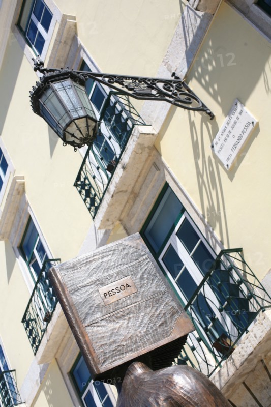 portugal, lisbonne, lisboa, signes de ville, bairro alto, place, sol, voirie, statue fernando pessoa
Date : septembre 2011
