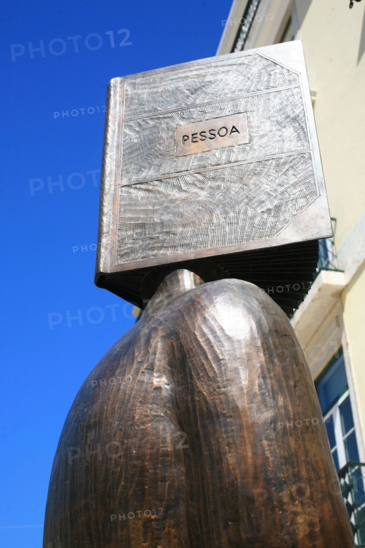 portugal, lisbonne, lisboa, signes de ville, bairro alto, place, sol, voirie, statue fernando pessoa
Date : septembre 2011
