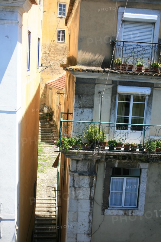 portugal, lisbonne, lisboa, signes de ville, rossio,  au pied de l'alfama, ruelle en escalier, facade immeuble, vue depuis l'hotel tejo
Date : septembre 2011