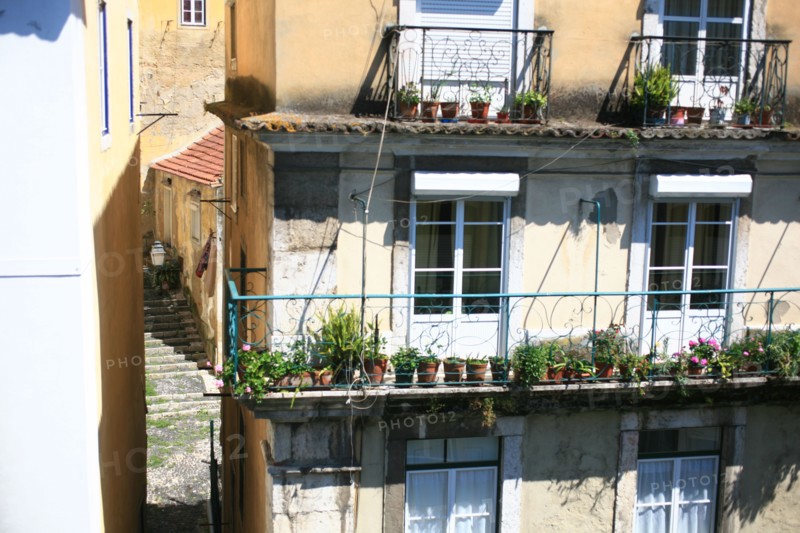 portugal, lisbonne, lisboa, signes de ville, rossio,  au pied de l'alfama, ruelle en escalier, facade immeuble, vue depuis l'hotel tejo
Date : septembre 2011