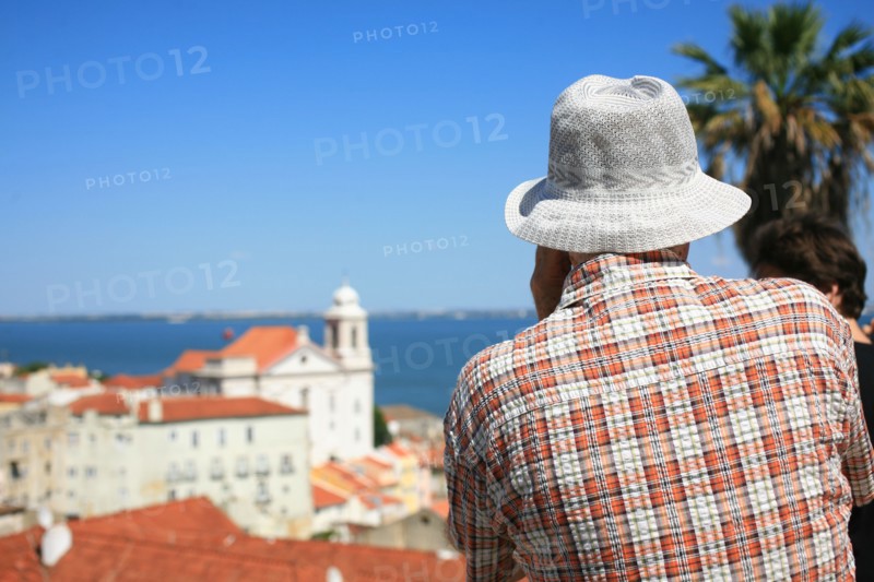 portugal, lisbonne, lisboa, signes de ville, alfama, panorama sur toits et le tage, senior avec chapeau et chemise associees au paysage, toits
Date : septembre 2011