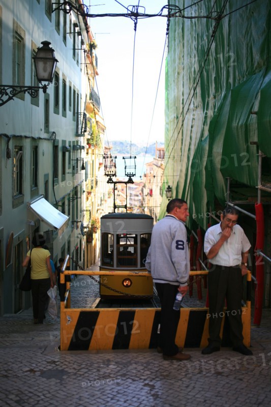portugal, lisbonne, lisboa, signes de ville, chiado, elevador de bica, en haut de la cote, seniors, sol, voirie
Date : septembre 2011