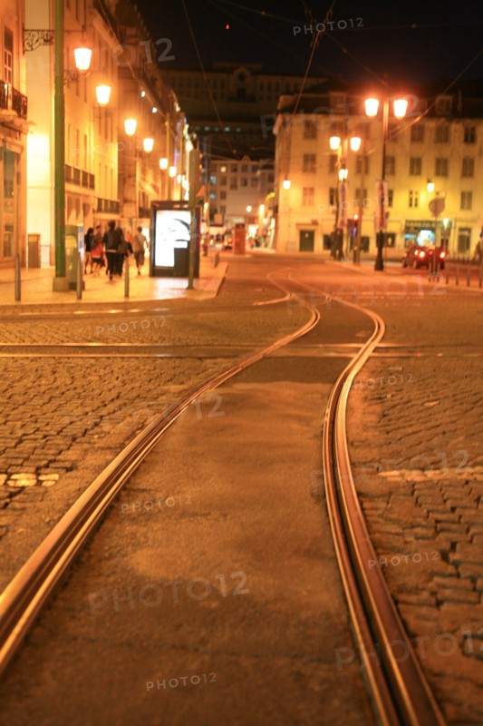 portugal, lisbonne, lisboa, signes de ville, baixa, nuit, praca don pedro, rails de tram, place, sol, voirie
Date : septembre 2011