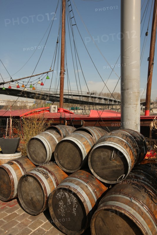 France, ile de france, paris 13e arrondissement, quai francois mauriac, peniche, la dame de canton, jonque, ancienne guinguette pirate, tonneaux,


Date : 2011-2012