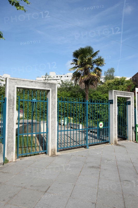 France, ile de france, paris 13e arrondissement, 22 Rue Pierre Gourdault, square heloise et abelard, jardin public,


Date : 2011-2012